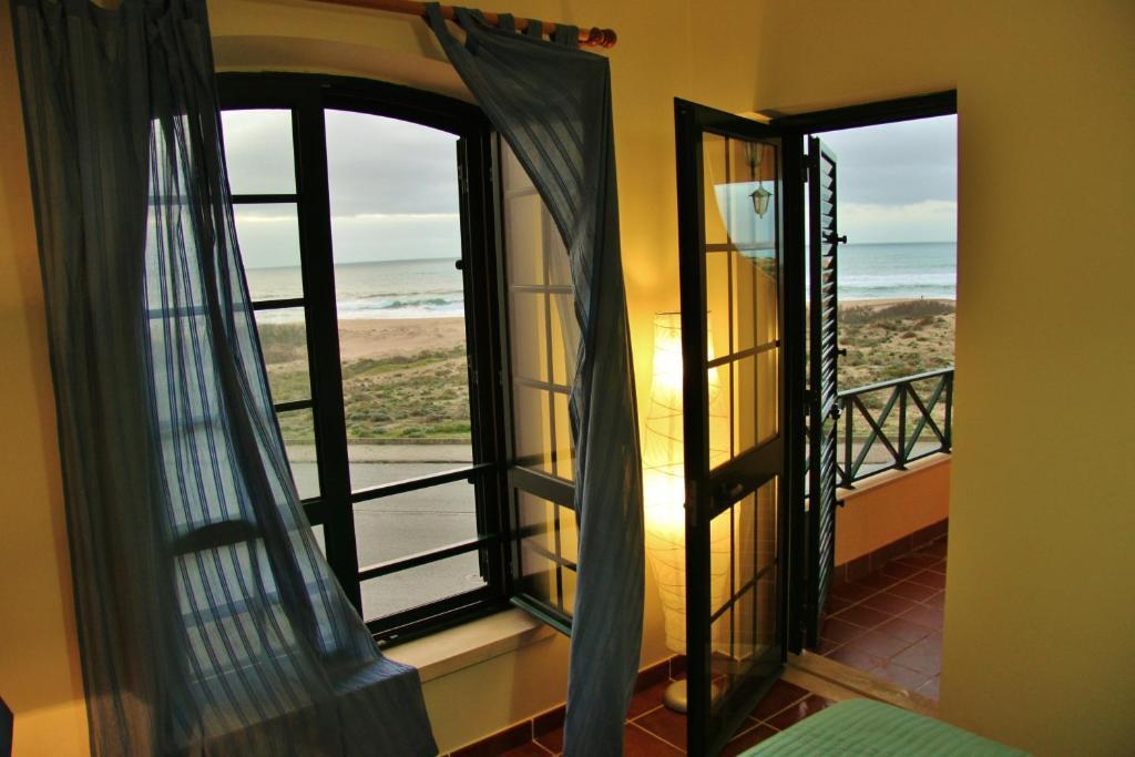 Supertubos Beach Hostel Atouguia Da Baleia Exteriér fotografie